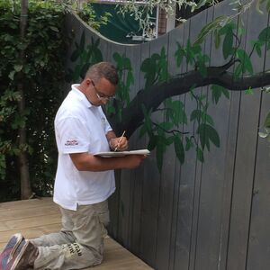 Schutting met beschildering