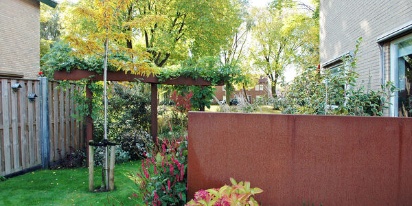 Corten stalen muur en pergola