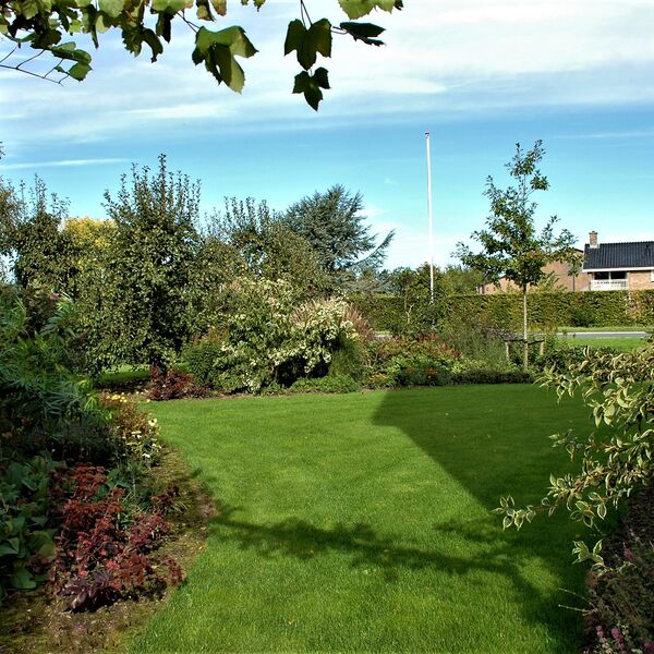 Doorkijkje naar de voortuin