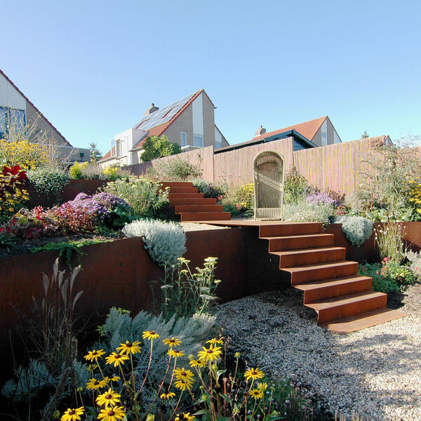 twee cortenstalen trappen